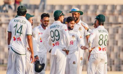 তাইজুলের জোড়া আঘাত, ২৬৫ রানে পিছিয়ে থেকে লাঞ্চে  আয়ারল্যান্ড