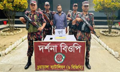 চুয়াডাঙ্গায় আড়াই কোটি টাকার স্বর্ণের বারসহ পাচারকারী আটক