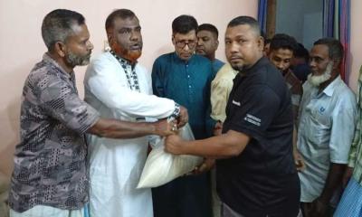 বোয়ালখালী পৌরসভায় ৬০০ পরিবারে ত্রাণ বিতরণ