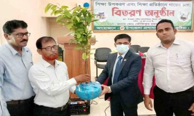 মিরপুরে শিক্ষা উপকরণ ও গাছের চারা বিতরণ