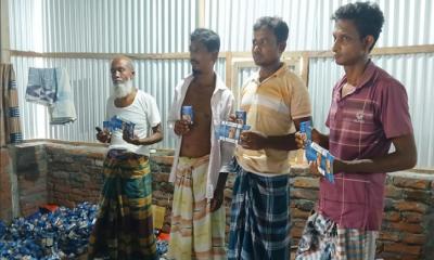 উলিপুরে নকল সিগারেট কারখানার সন্ধান, আটক ৪