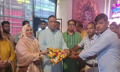 রাজবাড়ীতে বিএনপি নেতা আসলাম মিয়ার পূজা মণ্ডপ পরিদর্শন