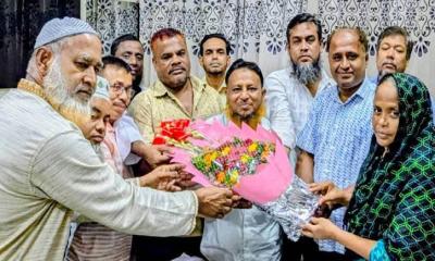 চিতলমারীর নবাগত ওসিকে ব্যবসায়ীদের ফুলেল শুভেচ্ছা