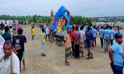 প্রতিমা বিসর্জন আর বিষাদের সুরে শেষ হলো শারদীয় দুর্গোৎসব