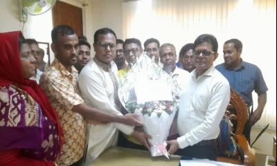 কেশবপুর প্রাথমিক শিক্ষক সমিতির নবনির্বাচিত কমিটির পক্ষ থেকে জেলা শিক্ষা অফিসারকে শুভেচ্ছা