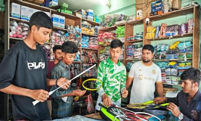 ভাঙ্গুড়ায় শীতের আগেই জমজমাট ব্যাডমিন্টন সরঞ্জামের বাজার