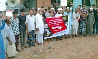রাজনগরে রাস্তা মেরামতের দাবিতে এলাকাবাসীর মানববন্ধন