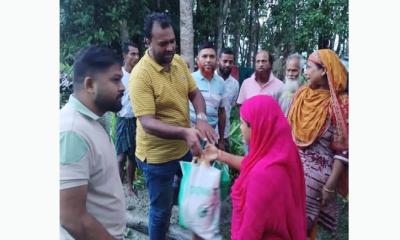 নলছিটিতে পানিবন্দি পরিবারের পাশে রান্না করা খাবার নিয়ে ছাত্রদল আহবায়ক রনি