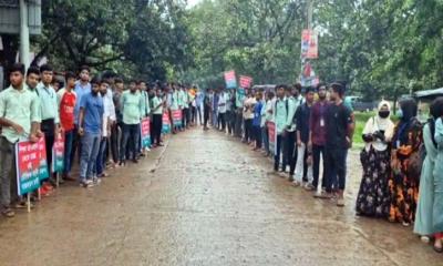 চাঁপাইনবাবগঞ্জে কলেজের ভেতর দিয়ে রাস্তা নির্মাণ বন্ধের দাবিতে মানববন্ধন