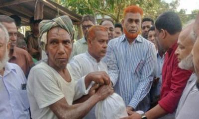 তানোরে বন্যায় ক্ষতিগ্রস্থদের মাঝে খাদ্য সামগ্রী বিতরণ