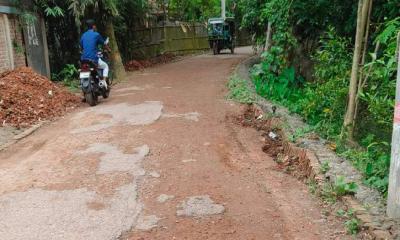 চাখার-মীরেরহাট সড়ক সংস্কারে চরম ধীরগতি, ভোগান্তিতে হাজারো মানুষ