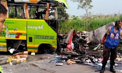ইন্দোনেশিয়ায় যাত্রীবাহী বাস দুর্ঘটনায় প্রাণ গেল ১৬ জনের