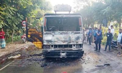 এক্সপ্রেসওয়েতে মিছিলের পর চিনির ট্রাকে আগুন