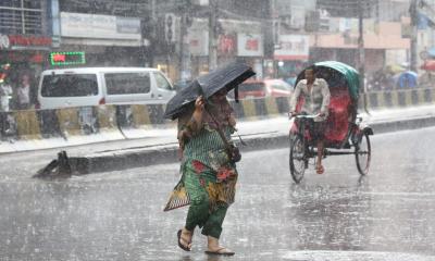 রাজধানীজুড়ে সকাল থেকে বৃষ্টি, নদীবন্দরে ২ নম্বর হুঁশিয়ারি সংকেত