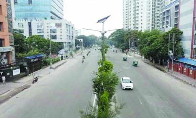 রাজধানীর সড়কগুলো প্রায় ফাঁকা, গণপরিবহনও সীমিত