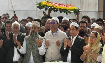 কবর জিয়ারত করলেন চাঁদপুরের ৩ প্রার্থী