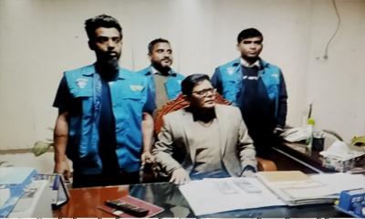 জেলা প্রাথমিক শিক্ষা কর্মকর্তা ঘুষের টাকাসহ আটক