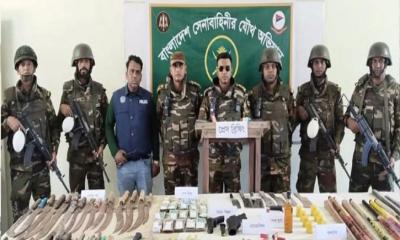 লুট হওয়া অস্ত্র ও গোলাবারুদ  উদ্ধার, আটক ৫