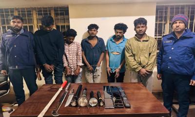 ভৈরবে ৫ ডাকাত গ্রেপ্তার, দেশীয় অস্ত্রসহ মোবাইল উদ্ধার