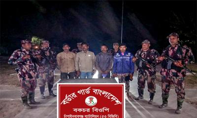 চাঁপাইনবাবগঞ্জ সীমান্তে মানবপাচারকারীসহ চারজন আটক