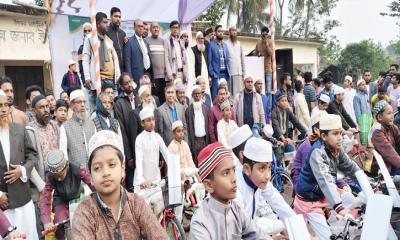গলাচিপায় প্রতিযোগির মাঝে সাইকেল বিতরণ