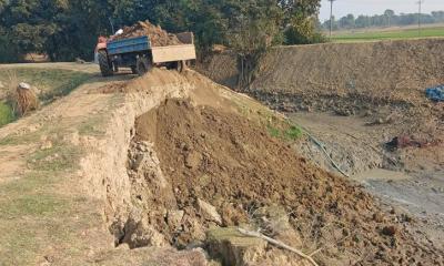 সুনামগঞ্জ  হাওরের ফসল রক্ষা বাঁধে ২০ ফাটল