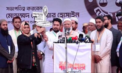 দুই নারী প্রার্থীর হাতে শাপলা কলি তুলে দিলেন শফিকুর রহমান