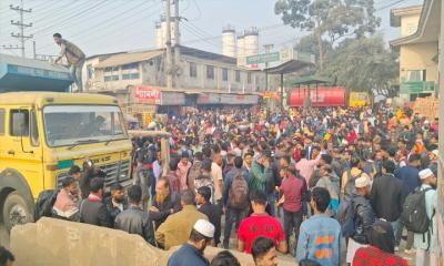 অতিরিক্ত বাস ভাড়ার  অভিযোগে সড়ক অবরোধ, ২ ঘণ্টা পর প্রত্যাহার