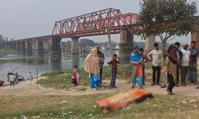 ট্রেনের ধাক্কায় শীতলক্ষ্যা নদীতে পড়ে নারী নিহত