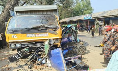 কাভার্ড ভ্যানের ধাক্কায় ২ অটোরিকশা নিহত, আহত ৫