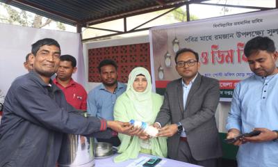 রমজানে উলিপুরে সুলভ মূল্যে দুধ-ডিম বিক্রয়