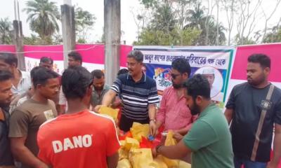 মোরেলগঞ্জ পৌর বিএনপির সাধারণ সম্পাদকের ইফতার সামগ্রী বিতরণ