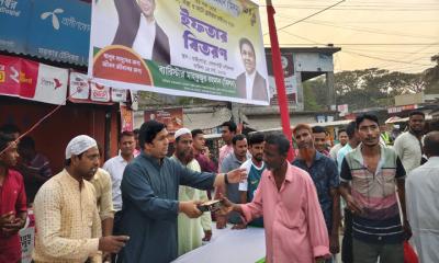 গোদাগাড়ীতে ব্যারিস্টার মাহফুজুর রহমান মিলনের উদ্যোগে ইফতার বিতরণ
