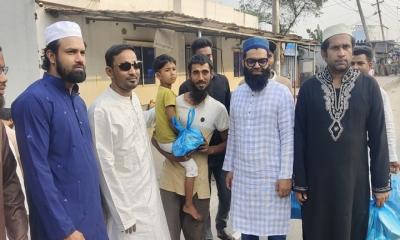 রূপগঞ্জে পথচারী ও চালকদের মাঝে ইফতার বিতরণ