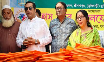 কমলগঞ্জে বাবু স্বাগতকিশোর দাশ চৌধুরীর ঈদ উপহার বিতরণ