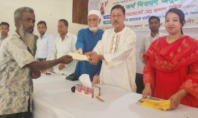 কটিয়াদীতে প্রধানমন্ত্রী ত্রাণ তহবিল থেকে নগদ  অর্থ প্রদান