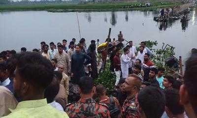 জামালপুরে ব্রিজ ভেঙে নদীতে শতাধিক মানুষ,  শিশু নিহত ৩