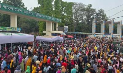 ঈদের দিনে জাতীয় চিড়িয়াখানায় দর্শনার্থীদের ঢল