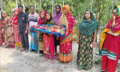 নবজাতকের লাশ নিয়ে মায়ের মানববন্ধন, অভিযুক্তের ফাঁসির দাবি