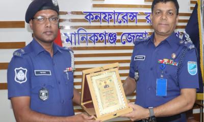 সিংগাইরে শ্রেষ্ঠ পুলিশ পরিদর্শক স্বপন কুমার সরকার