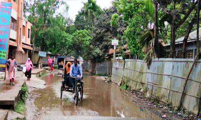 সুন্দরগঞ্জ পৌর সড়কে জলাবদ্ধ, দুর্ভোগে পথচারী ও যানবাহন