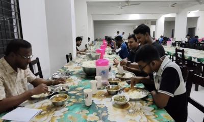 পাবিপ্রবির ‍‍`জুলাই -৬‍‍` হলের ডাইনিং পরিদর্শনে সহকারী হল প্রভোস্ট