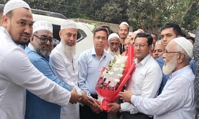 সোনারগাঁয়ে মাজার পরিদর্শনে জেলা প্রশাসক