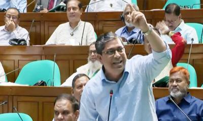ড . ইউনূস লন্ডনে তারেক রহমানকে ট্রফি দিয়ে নির্বাচনের তারিখ নিয়ে আসেন