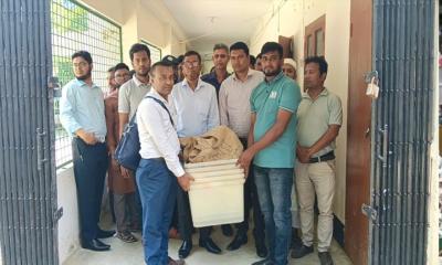 রাত পোহালেই নির্বাচন, কেন্দ্রে কেন্দ্রে যাচ্ছে ভোটগ্রহণের সরঞ্জামাদি