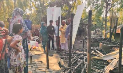 নওগাঁয় অগ্নিকাণ্ডের ঘটনায় প্রশাসনের সহায়তা