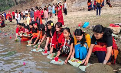 পাহাড়ে চাকমা সম্প্রদায়ের বড় উৎসব ফুল বিজু