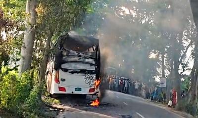 মাদারীপুরে চলন্ত বাসে আগুন,সড়কজুড়ে তীব্র যানজট