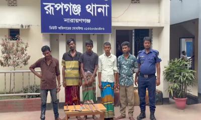 রূপগঞ্জে ডাকাতির প্রস্তুতিকালে ৫ জন গ্রেফতার, অস্ত্রসহ বাস জব্দ