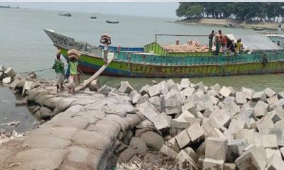 চাঁদপুরের বাণিজ্যিক প্রাণকেন্দ্রে নেই পর্যাপ্ত  পল্টুন,  জীবনের ঝুঁকি নিয়ে চলছে পণ্য খালাস